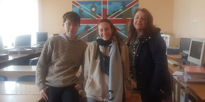 3 students stood in the IT room of Ukrainian school.