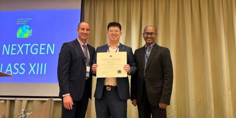 Shuaihao receiving the Silver Medal Award from the International Insolvency Institute during a ceremony in Singapore.